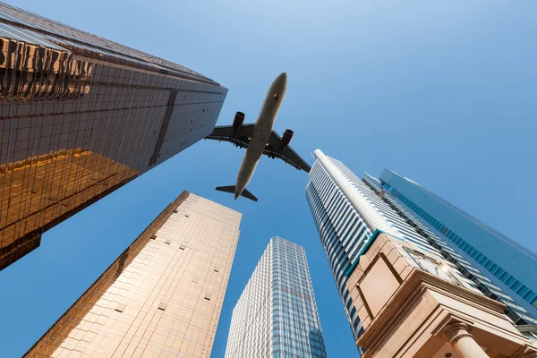 Modern gebouw onder vliegtuig — Stockfoto