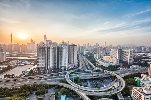 Paso elevado del intercambio de la ciudad al atardecer — Foto de Stock