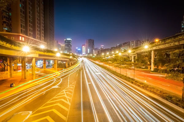 Gece şehir yolda hafif yollar — Stok fotoğraf