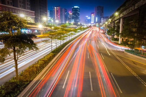 Tráfico ocupado en la noche en Guangzhou — Foto de Stock