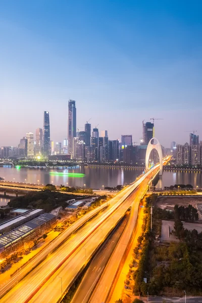 Guangzhou Hilton bridge i skymningen — Stockfoto