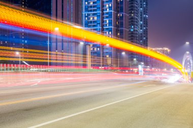 Şehir yol dramatik ışık yollar ile gece