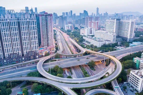 Carretera de intercambio y ciudad moderna — Foto de Stock