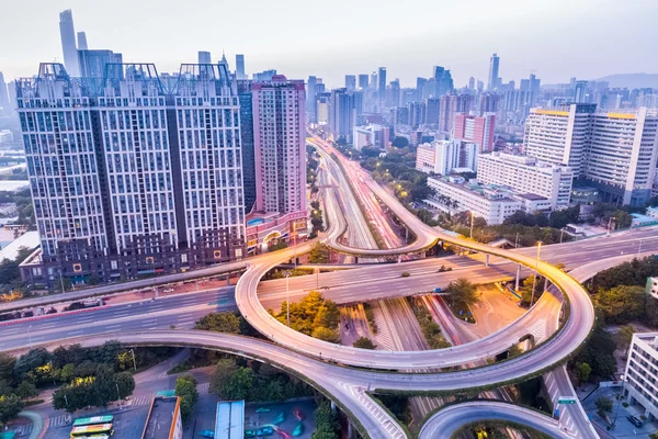 Um intercâmbio de rodovias em guangzhou ao anoitecer — Fotografia de Stock