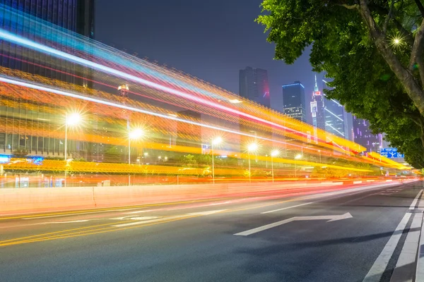 Sentieri leggeri sulla strada della città — Foto Stock