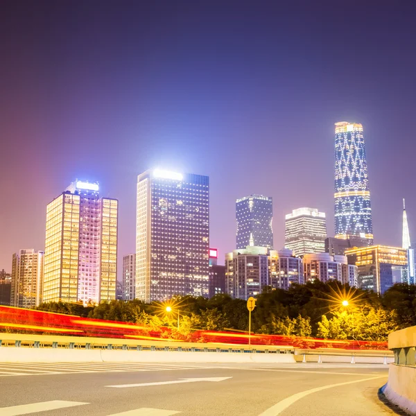 Carretera con edificios modernos por la noche —  Fotos de Stock