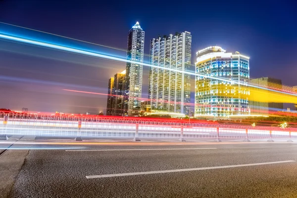 Bellissimi sentieri leggeri di traffico cittadino di notte — Foto Stock