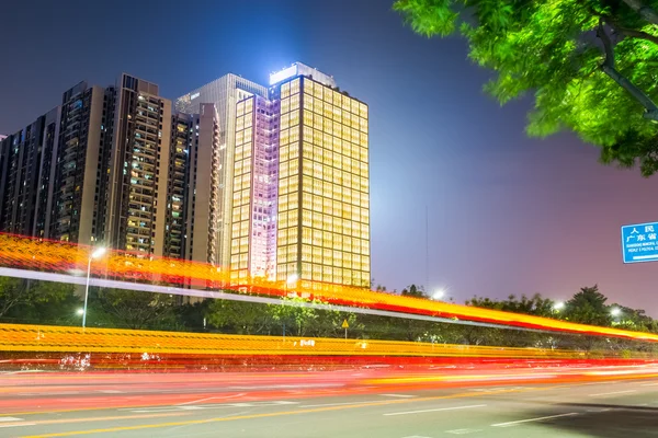 Senderos de luz ardiente en la carretera de la ciudad — Foto de Stock