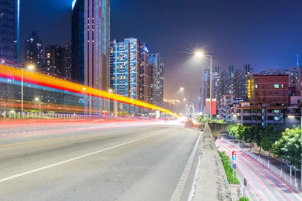Escena nocturna de tráfico urbano con senderos de luz en paso elevado — Foto de Stock