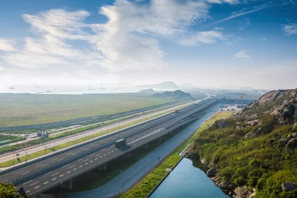 Carretera contra un cielo azul — Foto de Stock