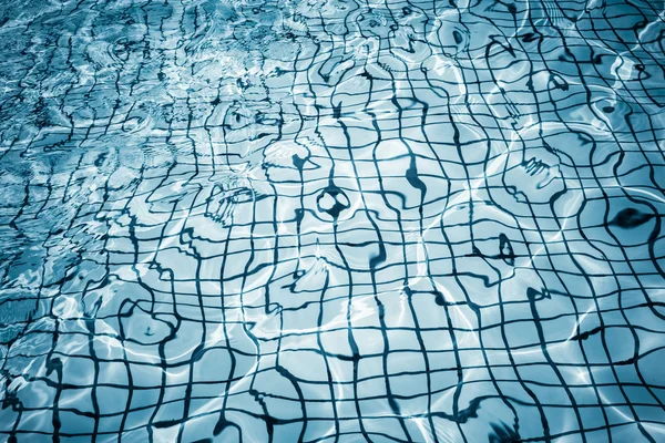 Surface de l'eau du fond de la piscine — Photo