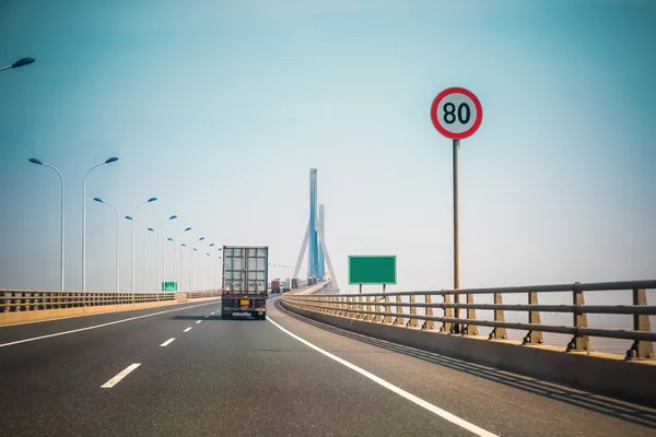 Caminhão contêiner na ponte cross-sea — Fotografia de Stock