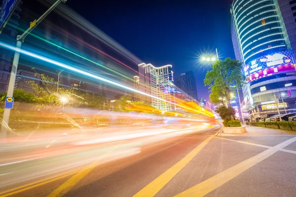 Trânsito urbano cena noturna — Fotografia de Stock