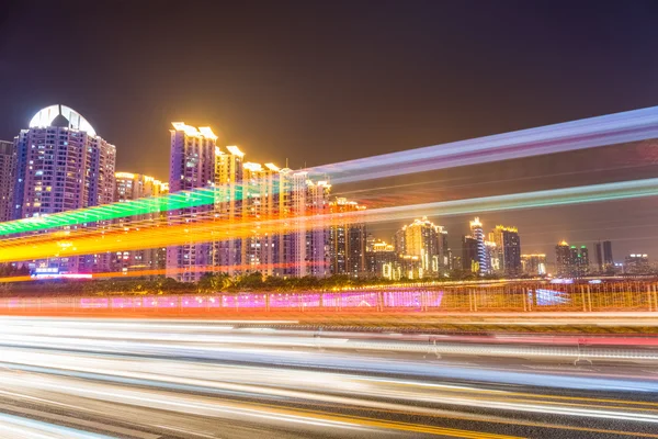 Drukke stad traffic's nachts — Stockfoto