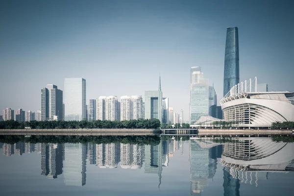 Skyline di Guangzhou con riflessione — Foto Stock