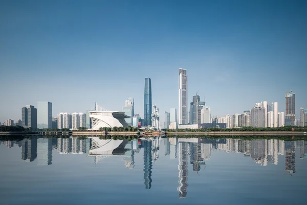 Skyline van de stad en reflectie in guangzhou — Stockfoto