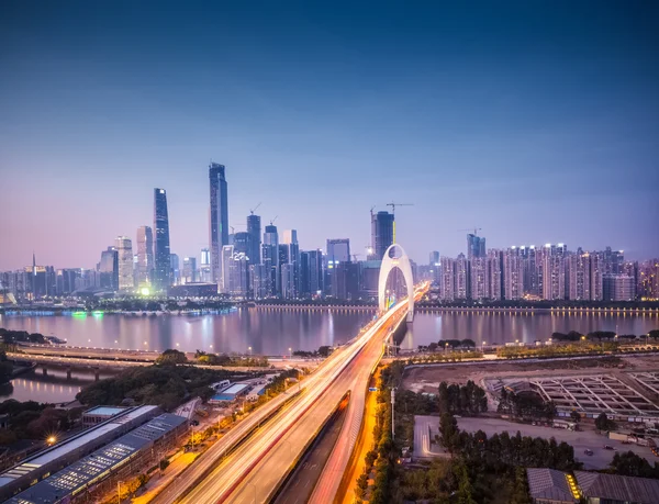 Paisaje urbano de guangzhou al anochecer — Foto de Stock