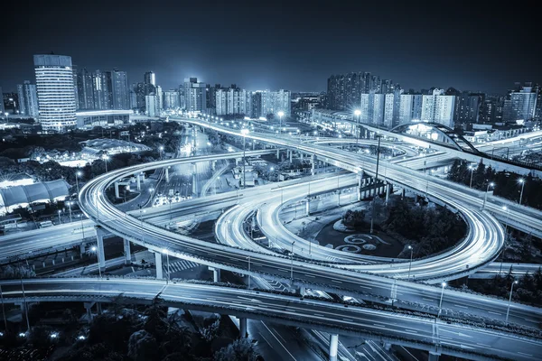 Stad weg kruising bij nacht — Stockfoto