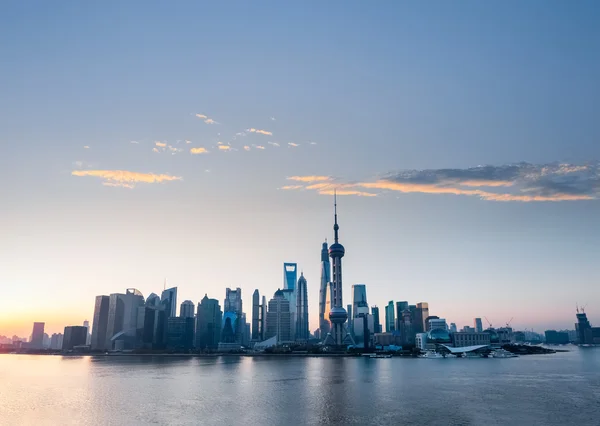 Shanghai skyline con nubes rosadas del amanecer — Foto de Stock