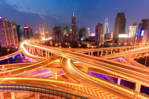 Luces brillantes paso elevado por la noche —  Fotos de Stock