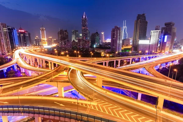 Bunte Autobahnüberführung in der Nacht — Stockfoto