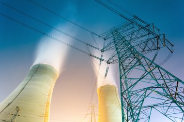 Geceleri soğutma kuleleri 