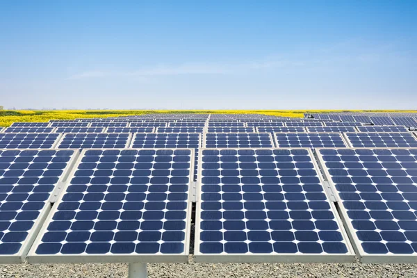 Planta de energía solar en primavera — Foto de Stock