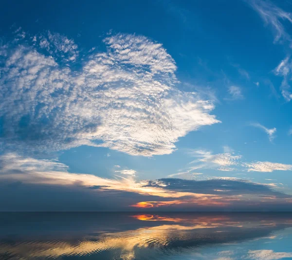 Céu azul no lago — Fotografia de Stock