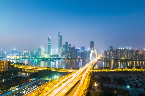 Guangzhou inci Nehri yeni şehir manzarası, gece görünümü — Stok fotoğraf