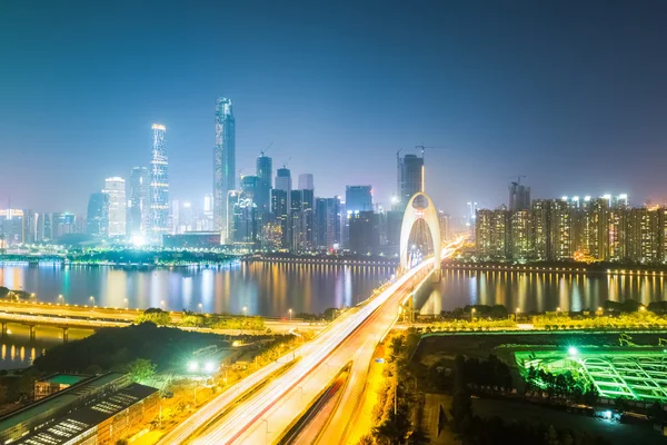 Skyline di Guangzhou con ponte di liede di notte — Foto Stock