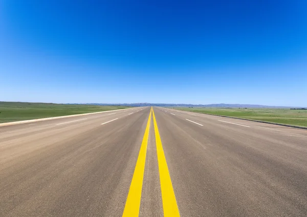 Brede weg in prairie — Stockfoto