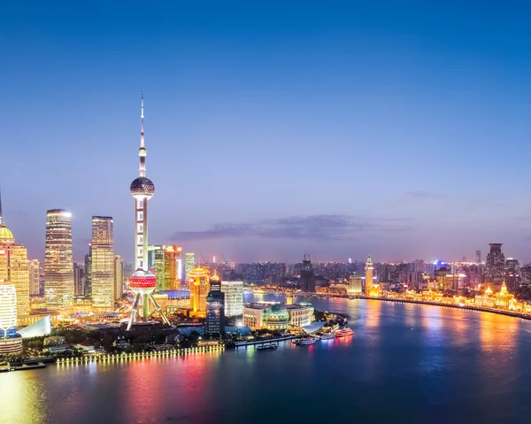 Buntes helles Shanghai bei Einbruch der Dunkelheit — Stockfoto