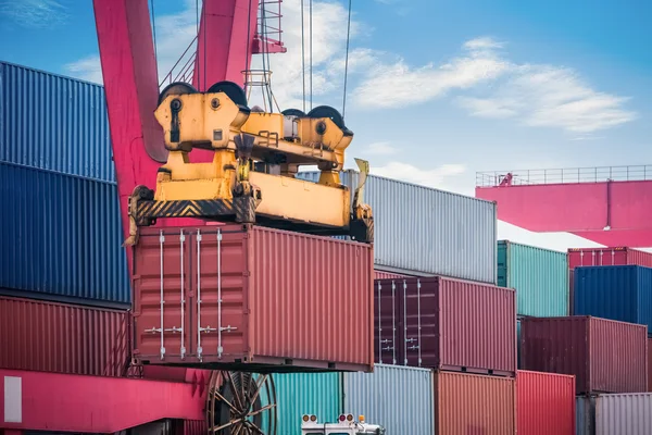 Be- und Entladen von Containern in Nahaufnahme — Stockfoto