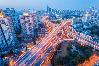 Şehir değişimi gece adlı