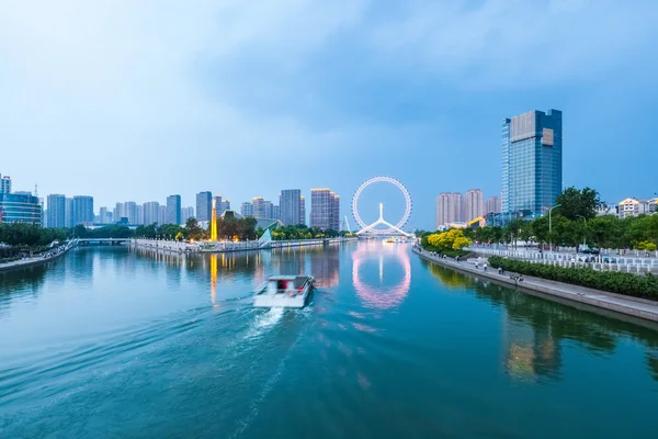 Vackra tianjin haihe floden i molnigt i skymningen — Stockfoto