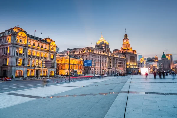 Schöner Shanghai Bund bei Einbruch der Dunkelheit — Stockfoto