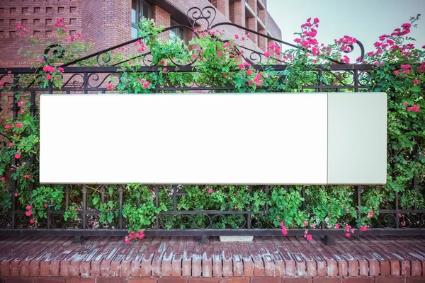 Demir çit üzerinde boş billboard — Stok fotoğraf