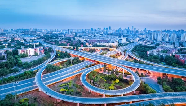 Panorámás kilátás nyílik a város adatcsere road — Stock Fotó