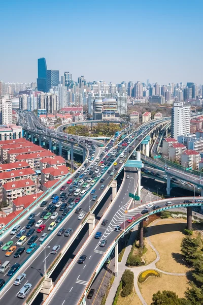 Movimentada estrada da cidade — Fotografia de Stock