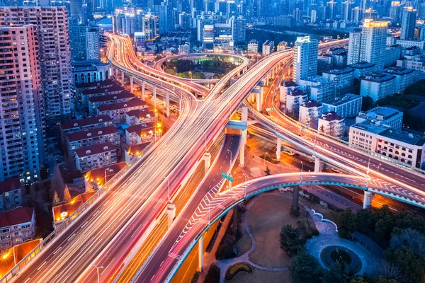 Primer plano de paso elevado en la noche — Foto de Stock