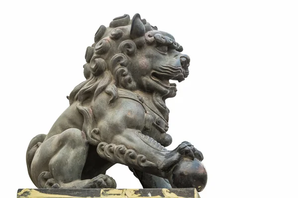 Měděná socha lva izolovaná — Stock fotografie
