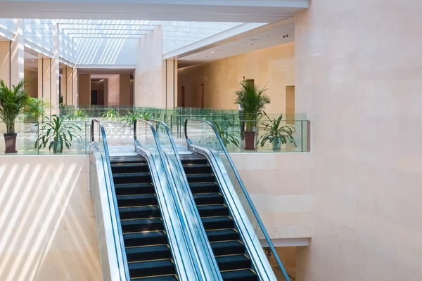 Escaleras mecánicas en la terminal —  Fotos de Stock