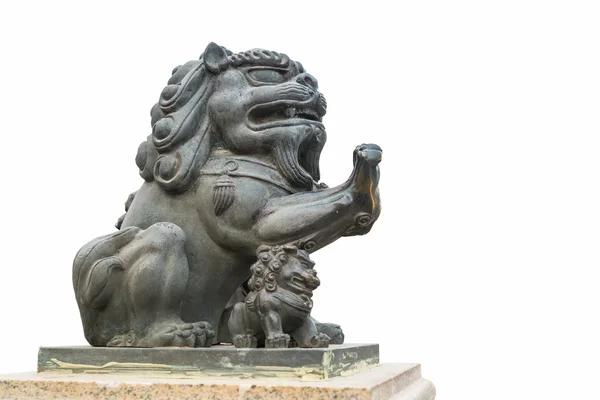 Statua di leone di rame isolato — Foto Stock