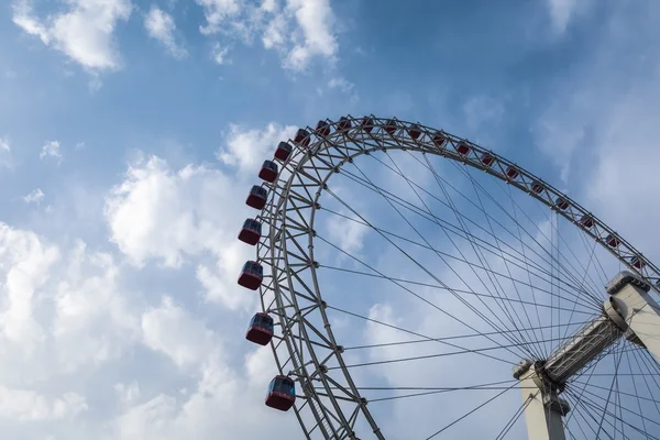 Ferris wheel and blue sky — Stock Photo, Image