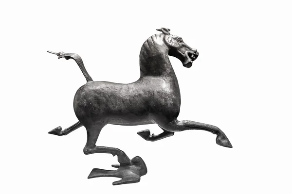 Ancien cheval en bronze isolé — Photo