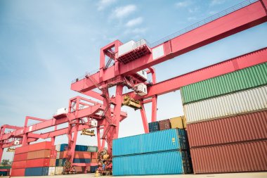 Konteyner nakliye yard