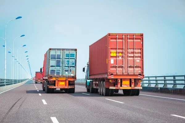 Camion container sul ponte — Foto Stock