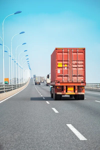 Caminhão recipiente na ponte — Fotografia de Stock