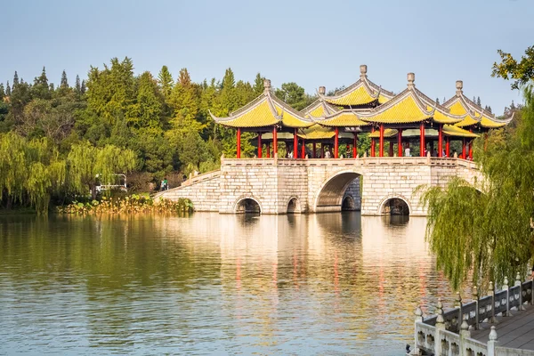 Vackra yangzhou fem paviljong bridge — Stockfoto