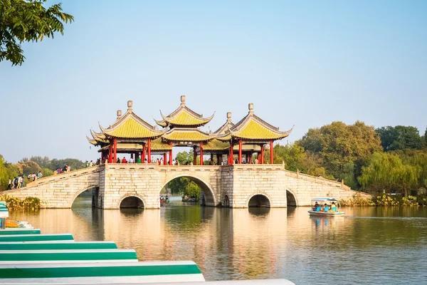 Slender west lake scenery of the five pavilion bridge — Stock Photo, Image